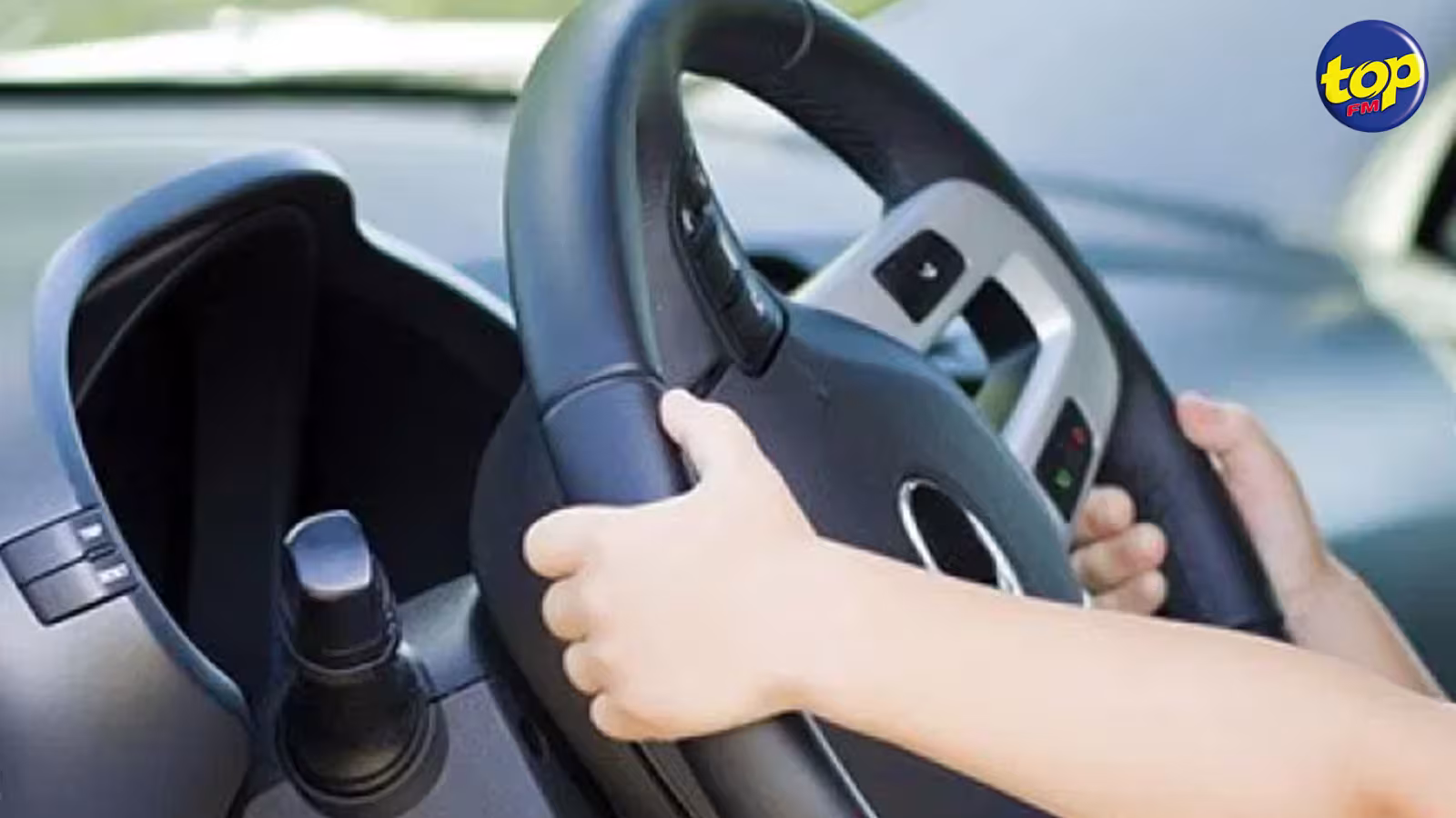 À Palmar : Une voiture conduite par un enfant termine sa course dans la mer