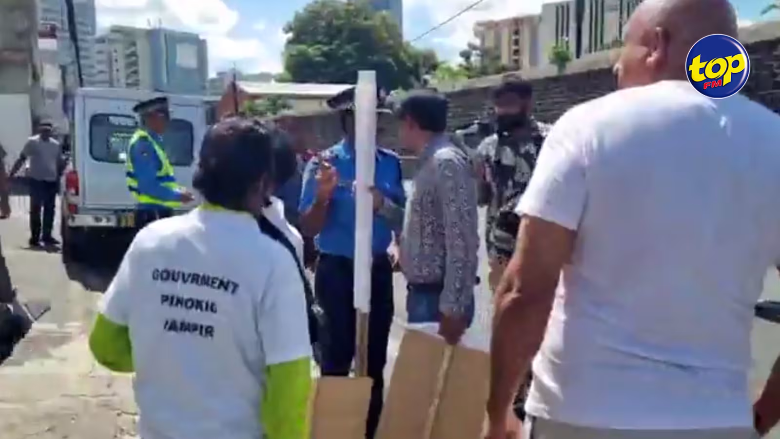 Protestation de Linion Pep Morisien contre le commissaire Dip : La situation dégénère, les pancartes saisies et les manifestants arrêtés