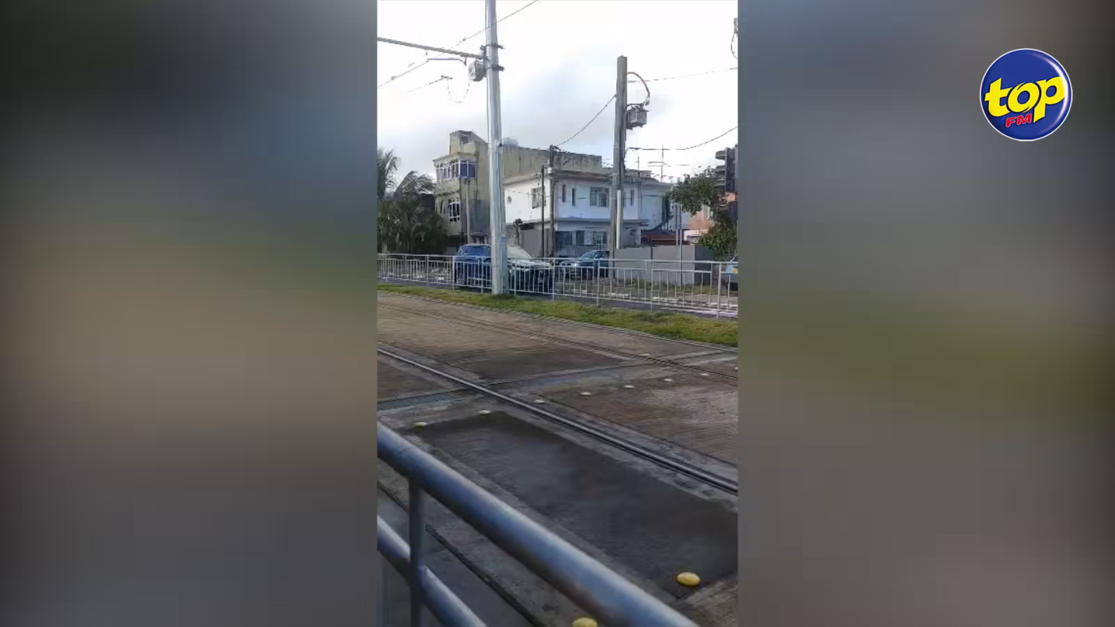 À la croisée de Sadally : des automobilistes et des piétons préviennent face à un gros danger ; les feux de signalisation ne fonctionnent pas alors que le Metro Express, les voitures et les piétons doivent utiliser à tour de rôle cette intersection.