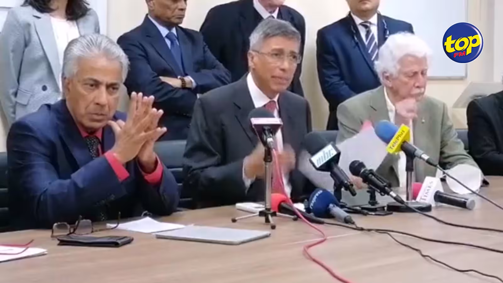 Infrastructures en construction à Agalega : « C’est Pravind Jugnauth ki p enpes sa l’accord la vine public», selon Xavier Luc Duval