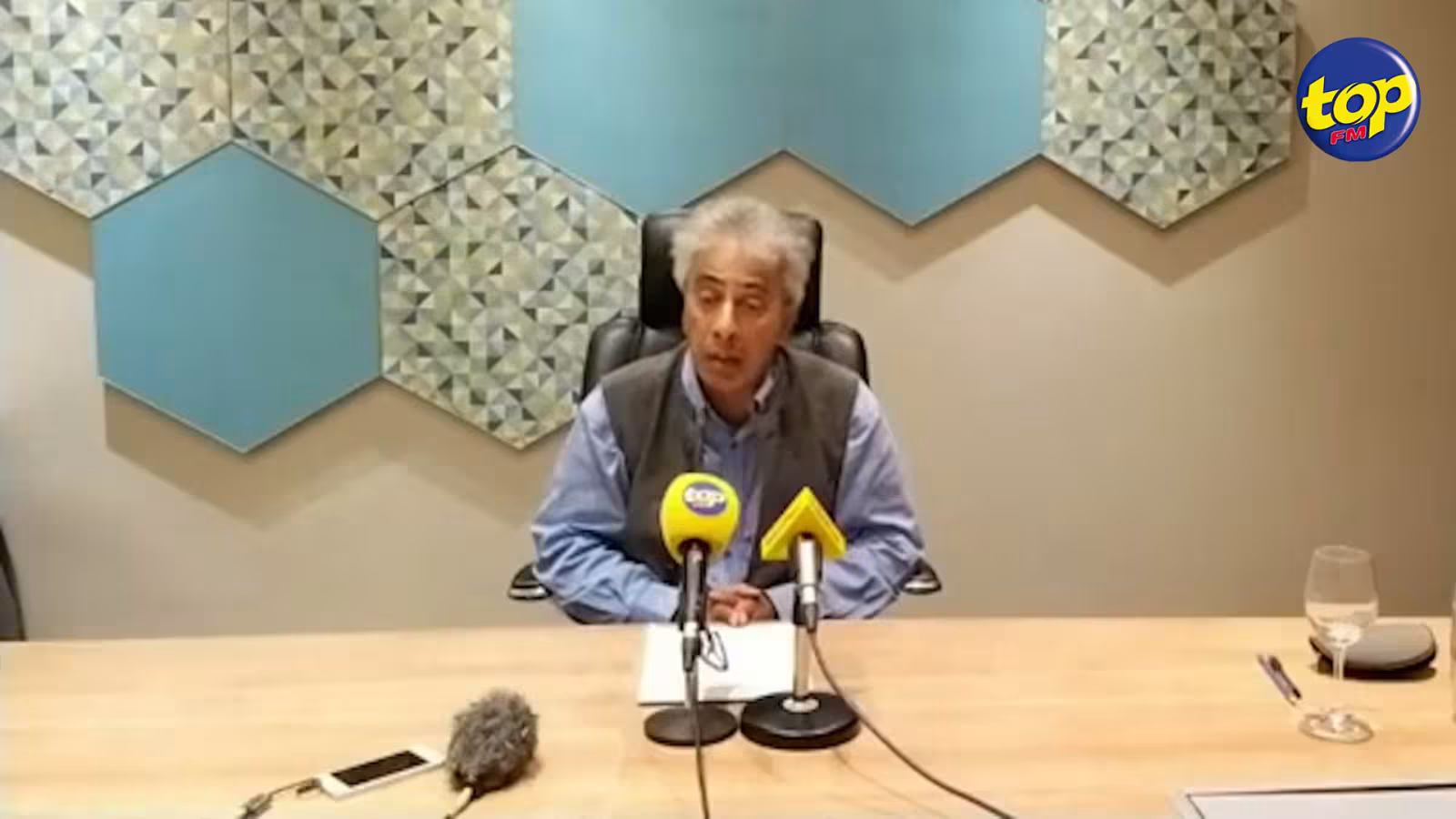 Suspendu pour 8 séances : Le Dr Arvin Boolell a entamé un mouvement de protestation symbolique devant l’Hôtel du gouvernement hier 