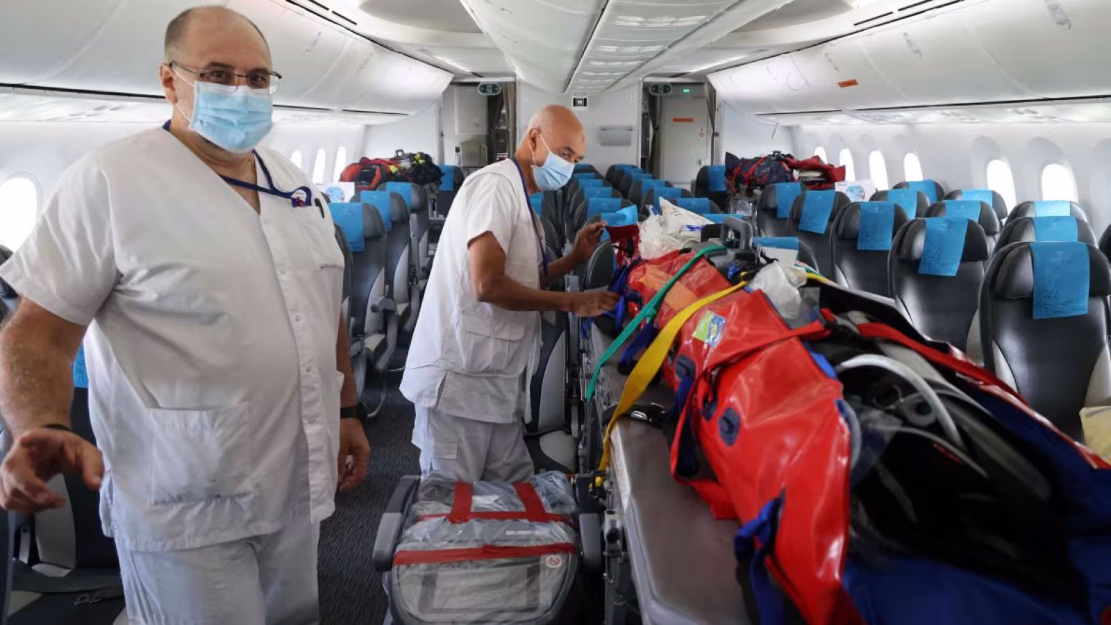 Covid-19 :  4 malades évacués de la Réunion vers Paris dans une opération hors-normes