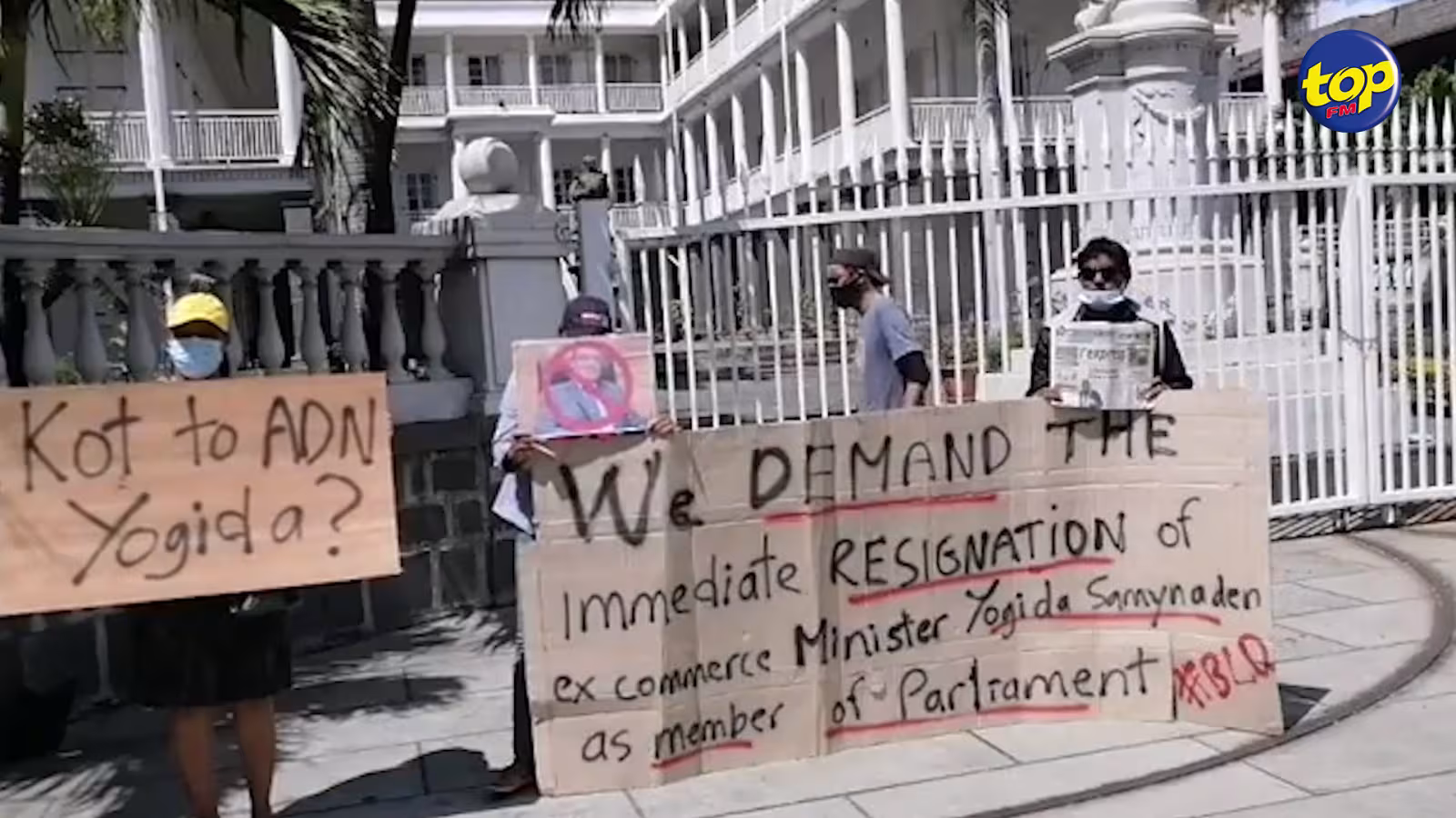Devant l’Hôtel du gouvernement hier : Une manifestation pour réclamer la démission de Yogida Sawmynaden du Parlement