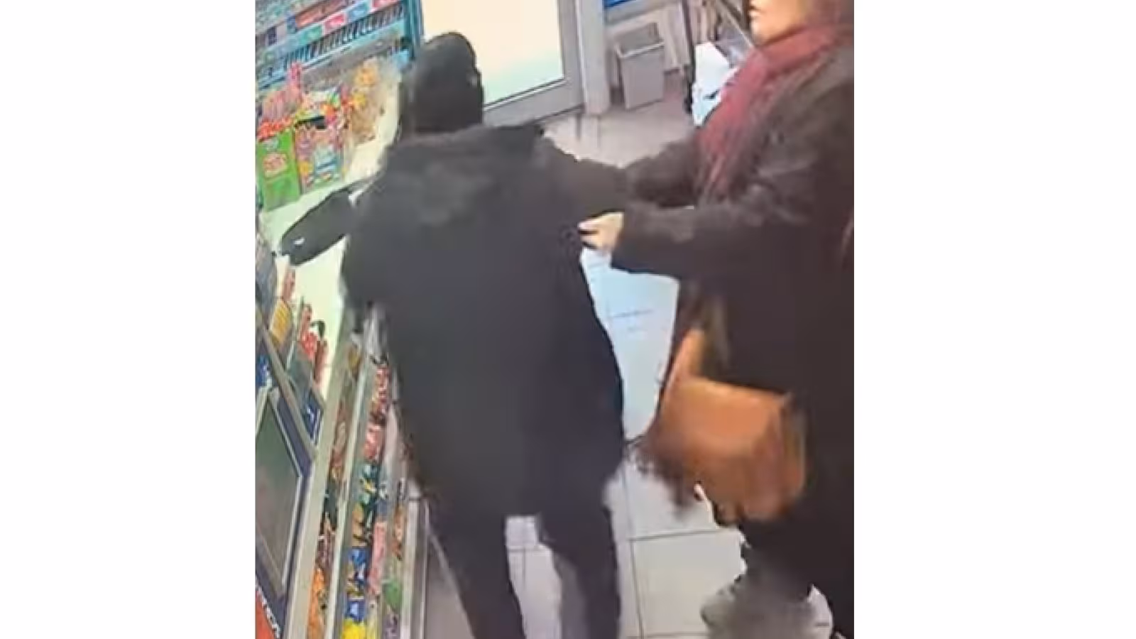 En plein braquage d’un commerce, une cliente se jette sur un malfrat et le met en fuite