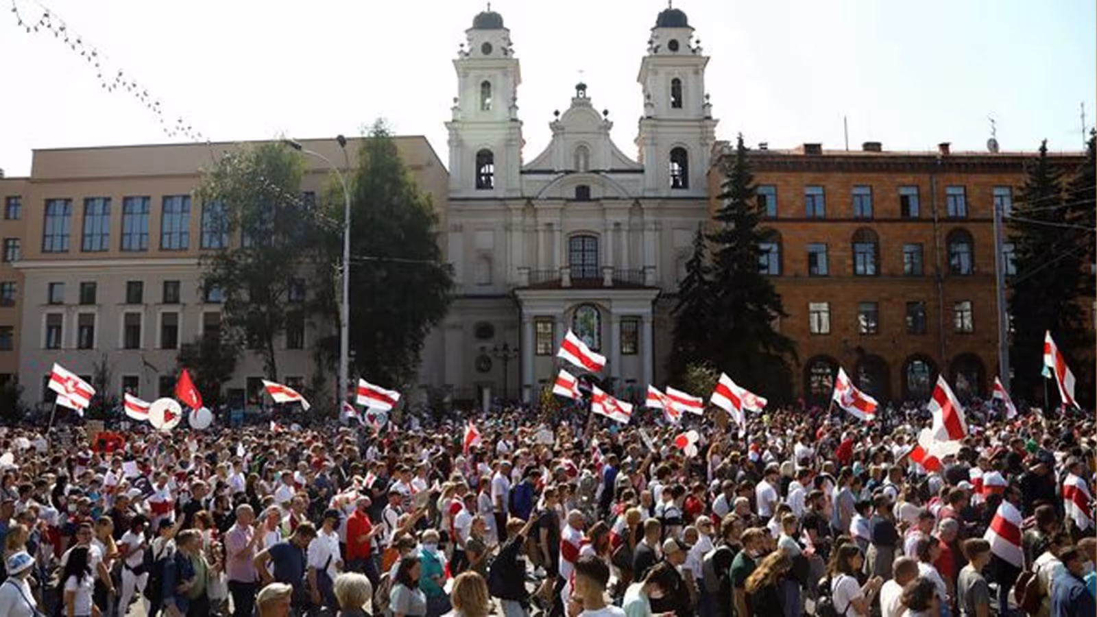 Biélorussie : des dizaines de milliers de manifestants défilent encore contre Loukachenko