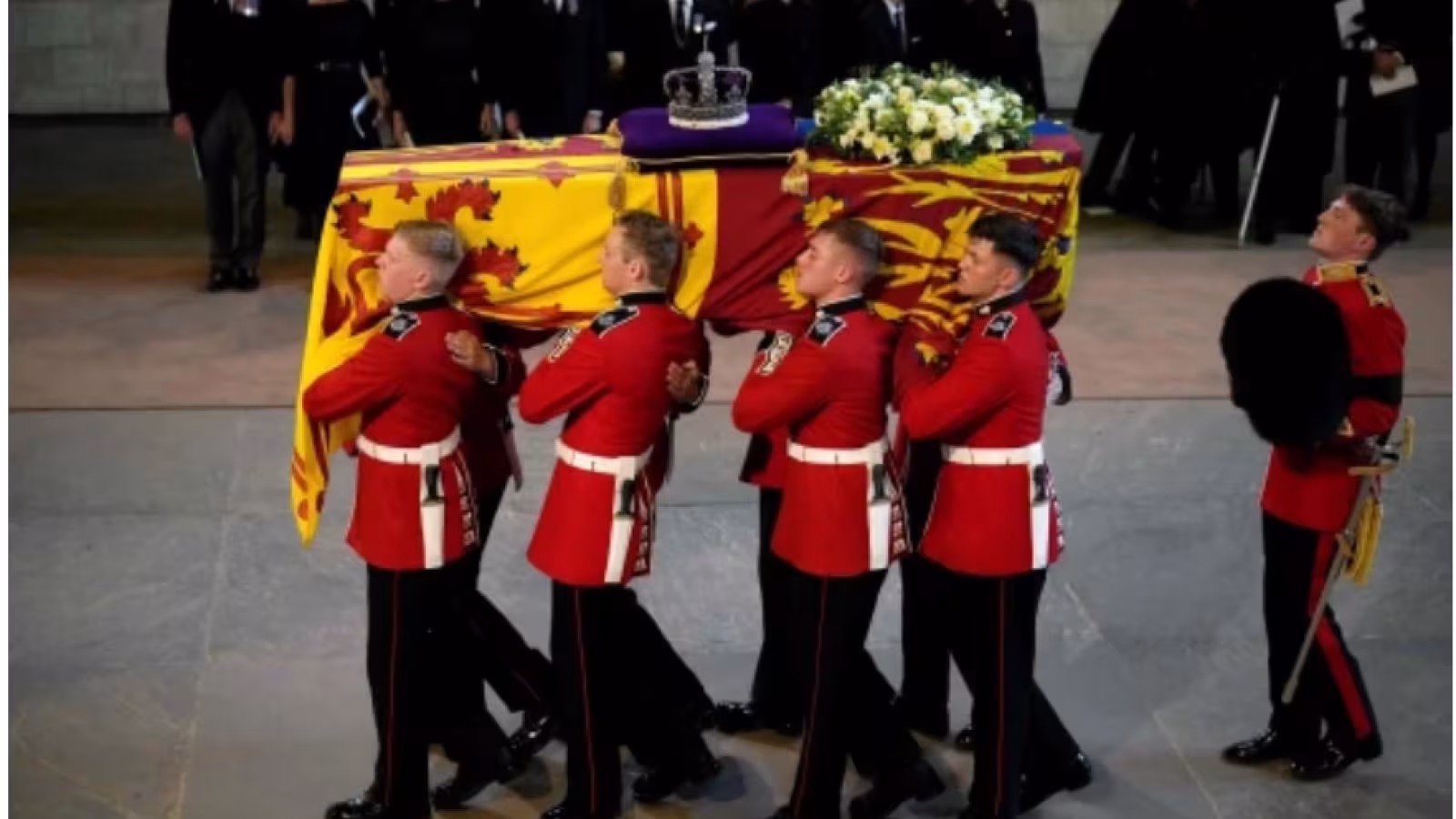 Le cercueil d’Elizabeth pesait plus d’une demi-tonne : Appels pour que les porteurs reçoivent des décorations MBE