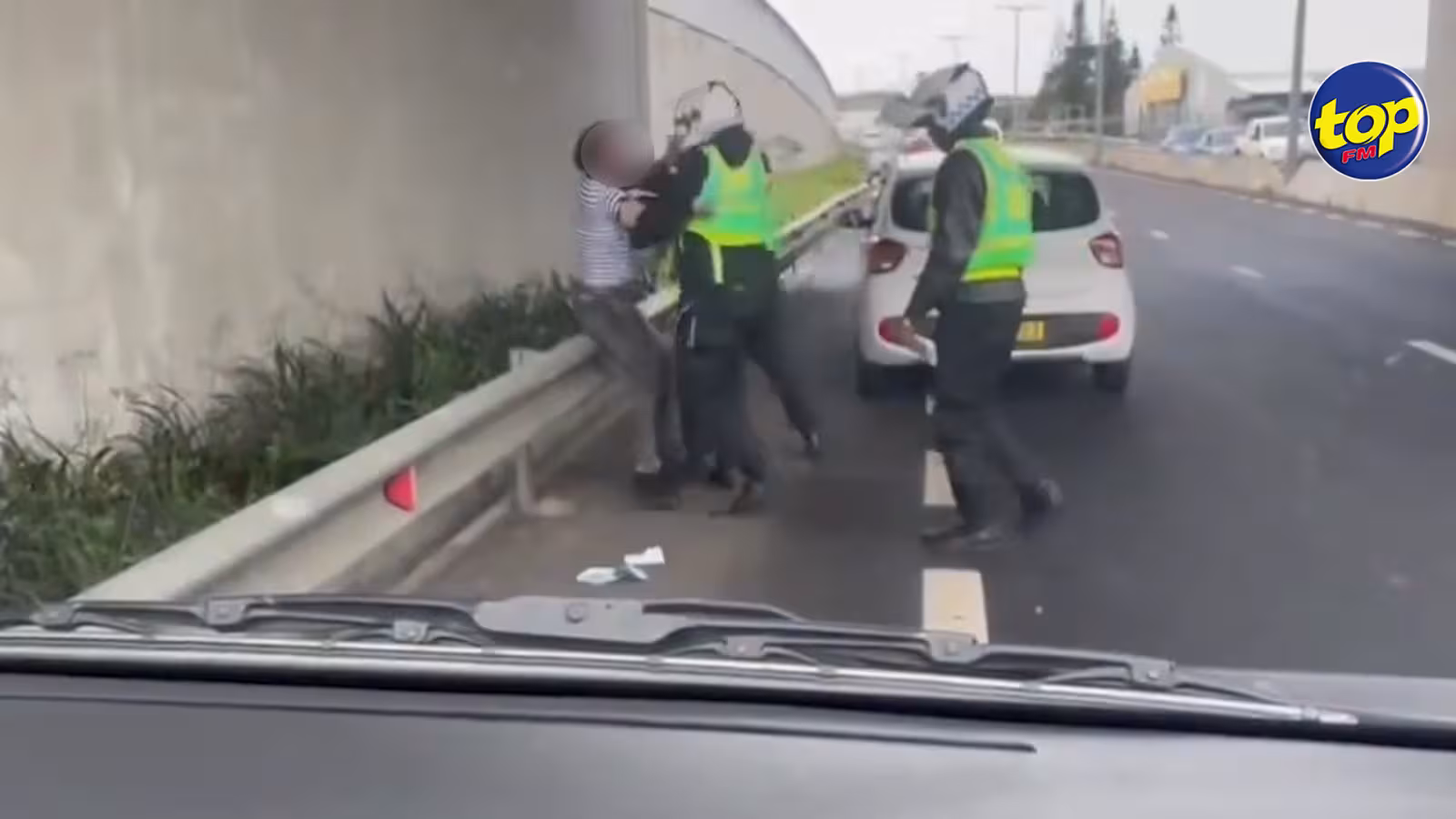 Une vidéo circule ou il avait donné du fil à retordre à 4 policiers : Dheerun Gooray qui ne serait pas à ses premières frasques admis à l’hôpital…Il sera poursuivi sous une charge de «assault against an agent of civil authority» 