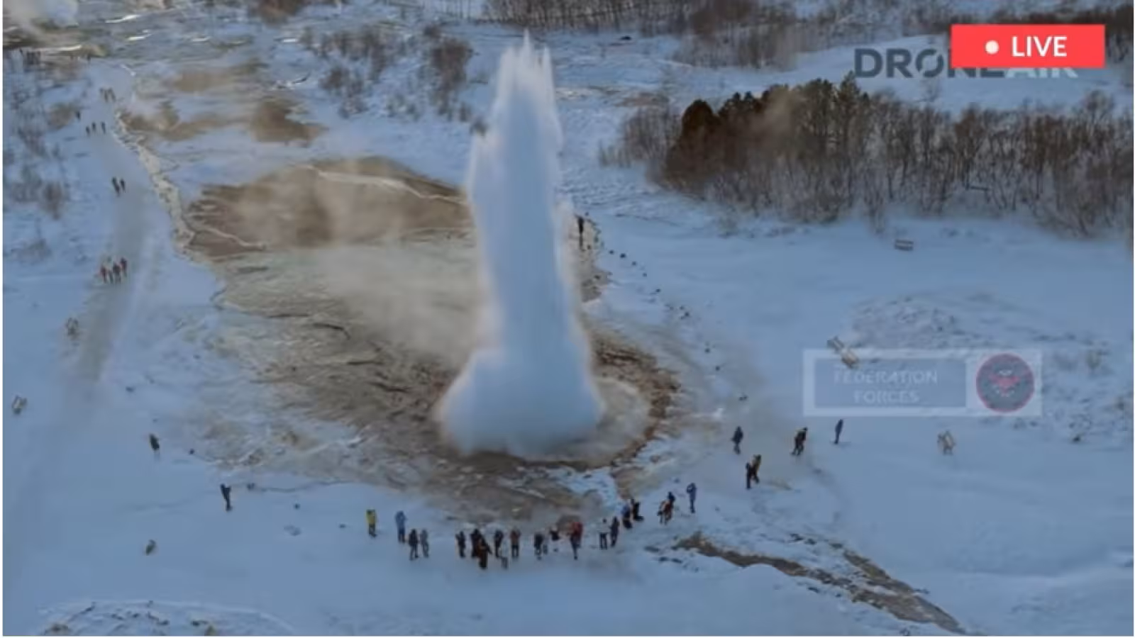 Un puissant geyser d’eau glacée blesse 2 skieurs