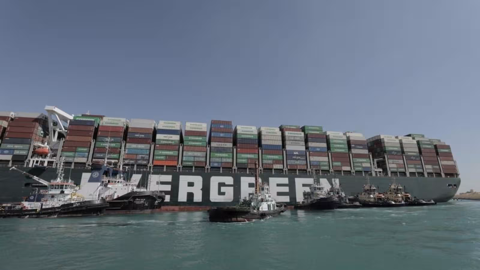Canal de Suez : une marée haute suscite l’espoir de libérer l'”Ever Given”