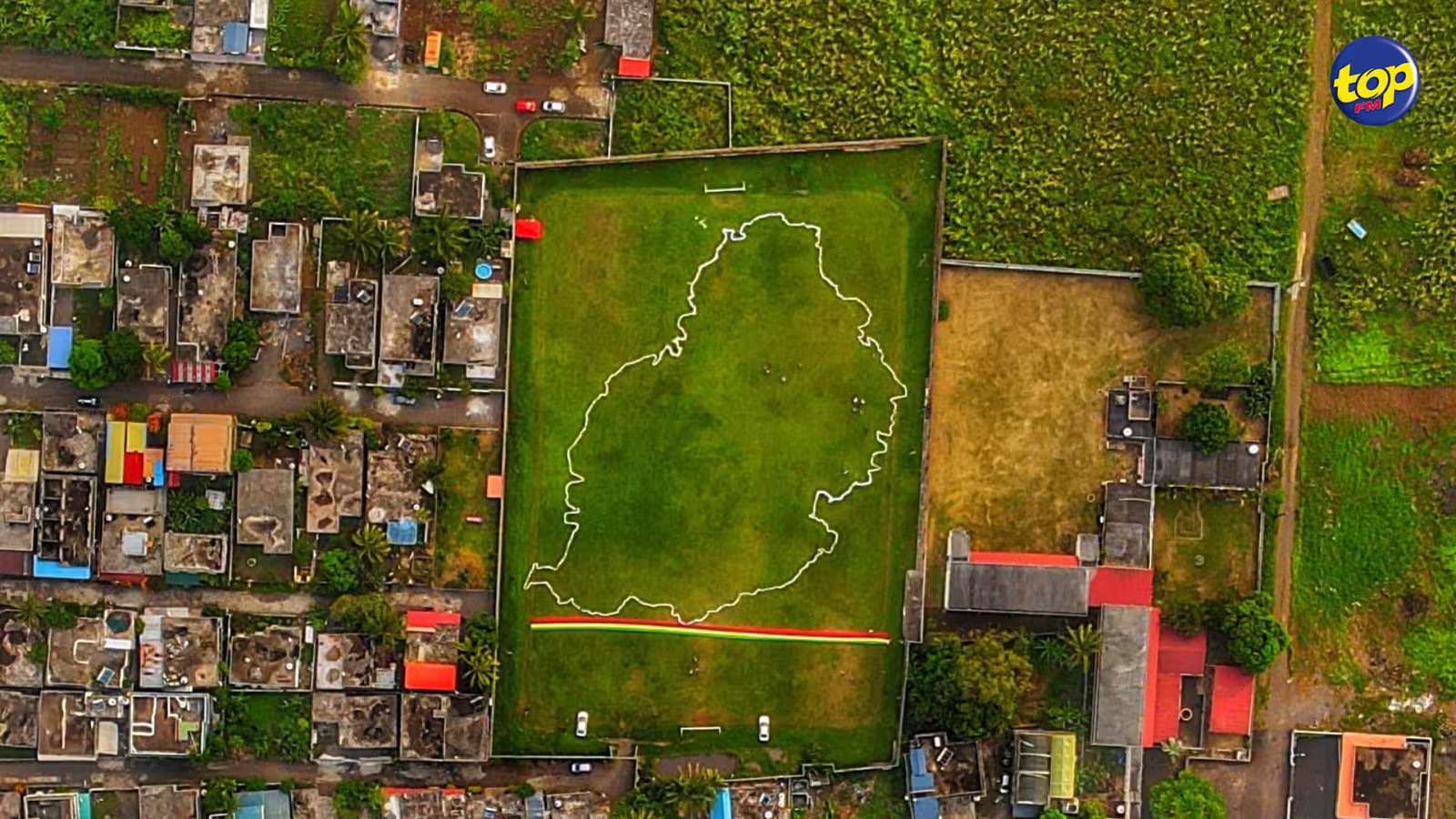 Écologie : Kunal Judhoonnunen et ses proches fabriquent une carte de l’île Maurice avec des journaux