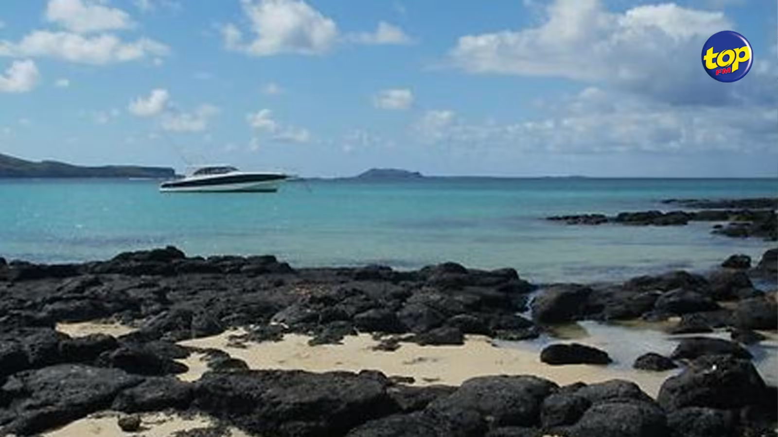 À Roche Noires : une barque chavire à 300 mètres de la rive