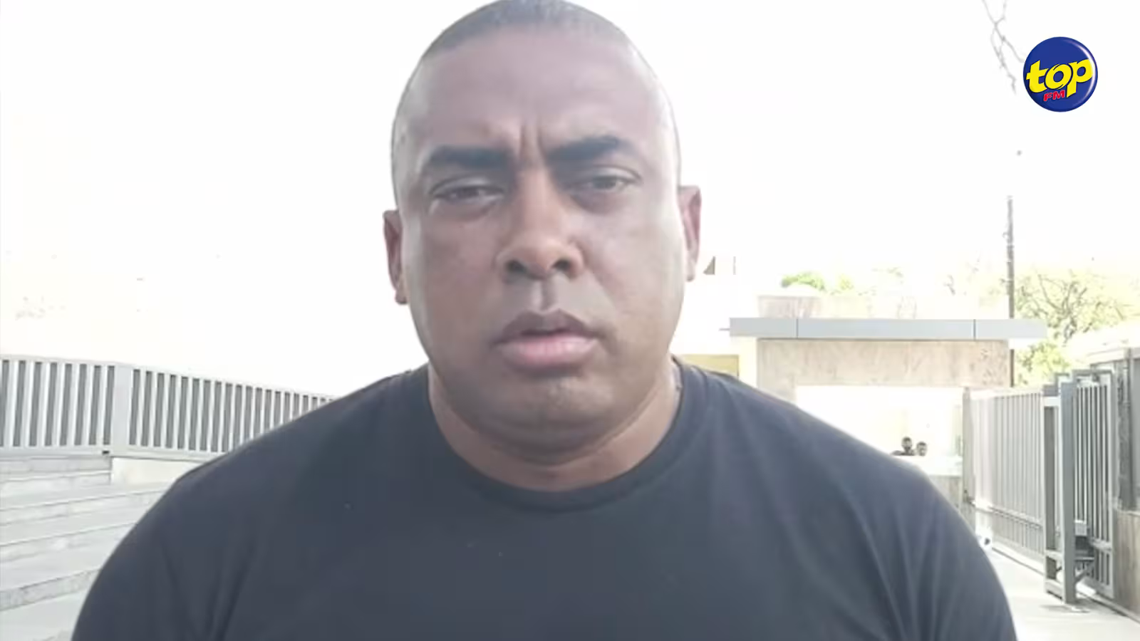 Déclaration de l’inspecteur Coothen sur les photos démontrant une circulation fluide à la Place-d’Armes hier : « Nou’nn met enn ta foto  ankor zordi dan Porlwi, kinou’nn pran lor so traffic watch « réagit Bruneau Laurette