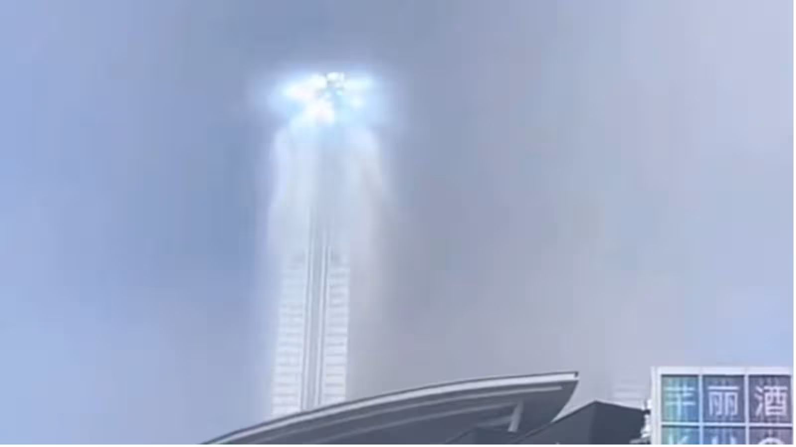 Une véritable colonne de lumière : Un phénomène inhabituel apparaît au-dessus d’une ville chinoise