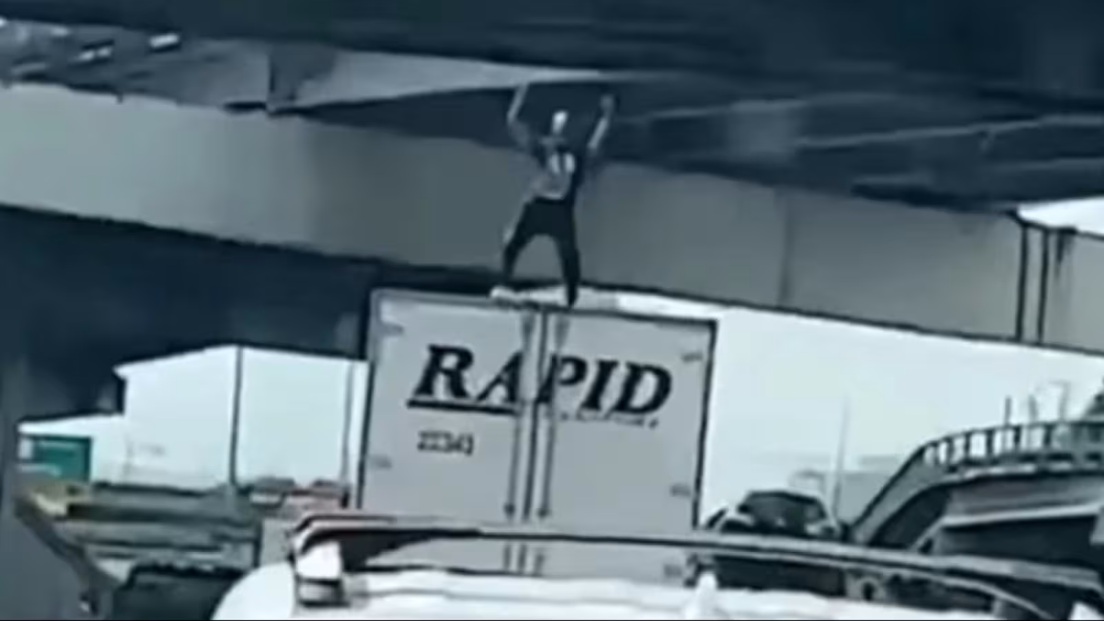 La vie ne tient qu’à un fil : Il dansait de joie sur un camion quand il est tué par un pont