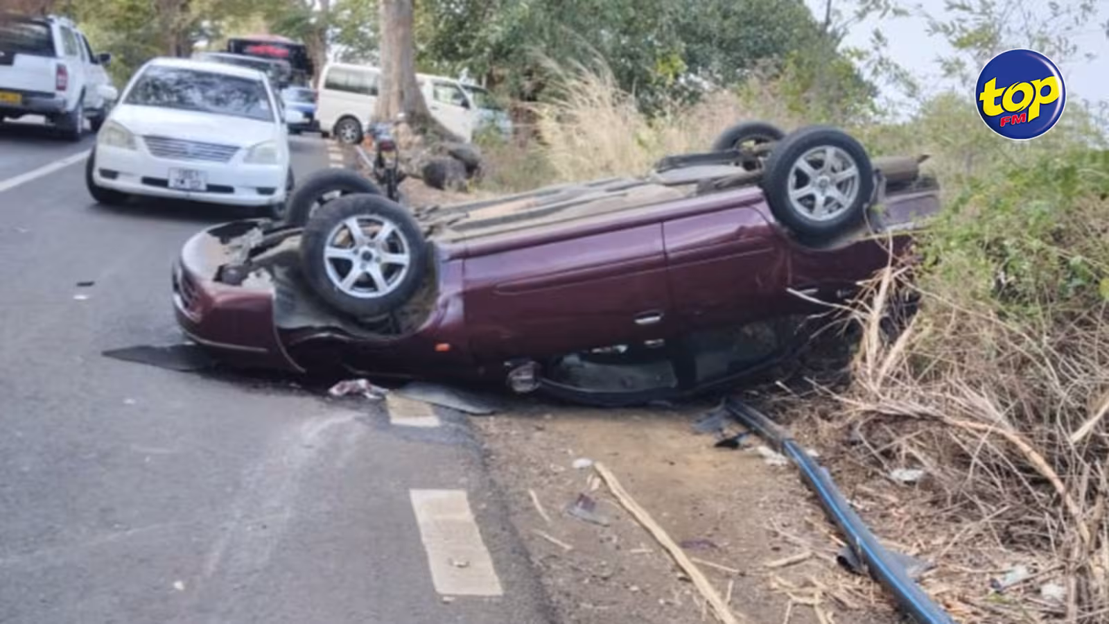 À Curepipe : Une voiture, conduite par un policier sous l’influence de l’alcool, termine sa course sur les rails du Metro Express