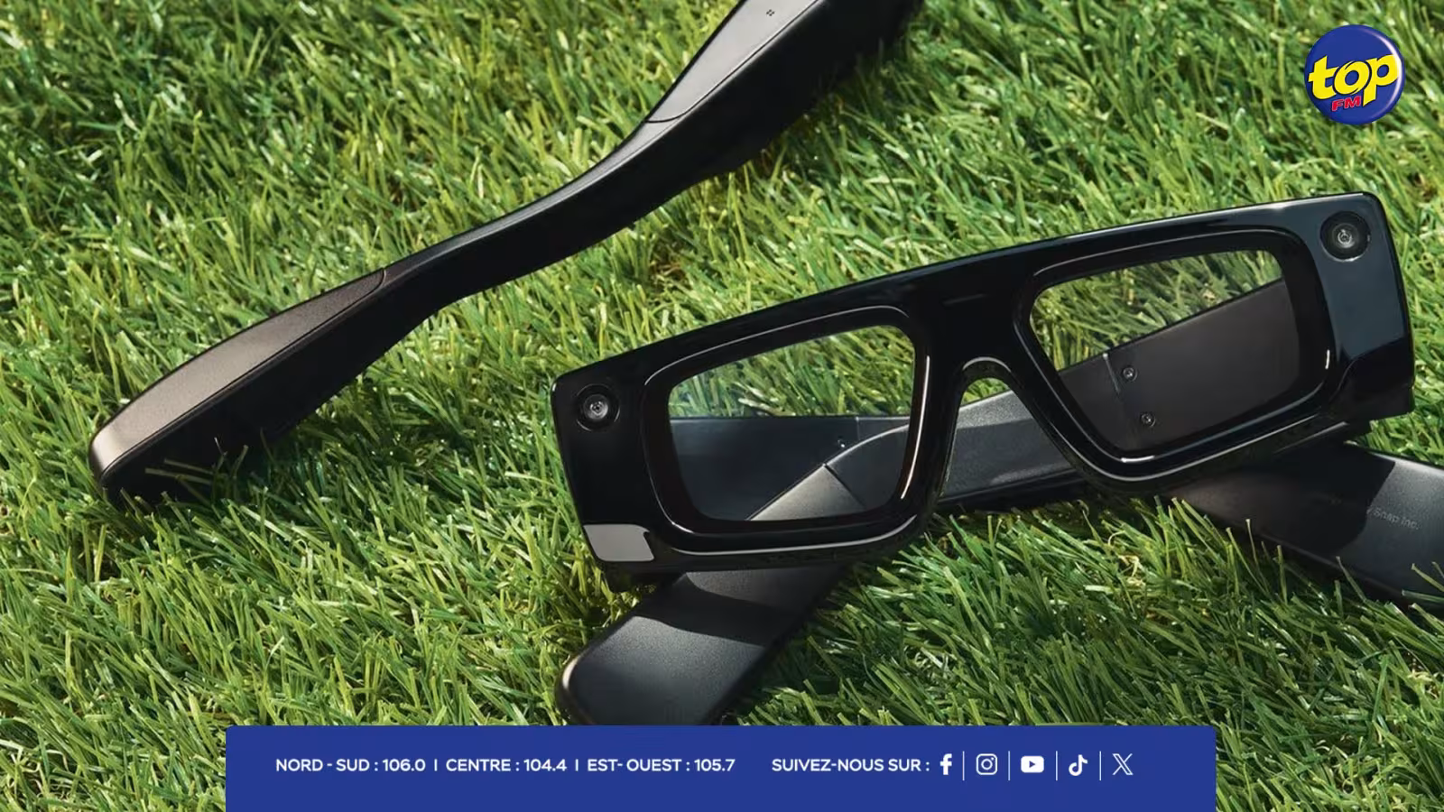 Les lunettes AR de Snap ont une finition noire et des cadres rectangulaires.