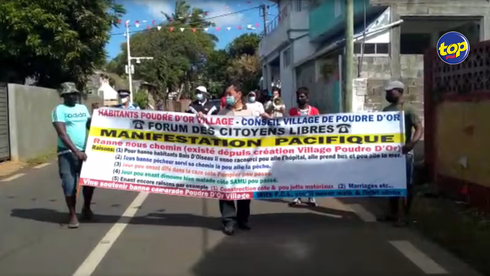 La route menant au barachois inaccessible : Les habitants de Poudre d’Or ont manifesté ce dimanche pour attirer l’attention des autorités, indique l’activiste George Ah Yan