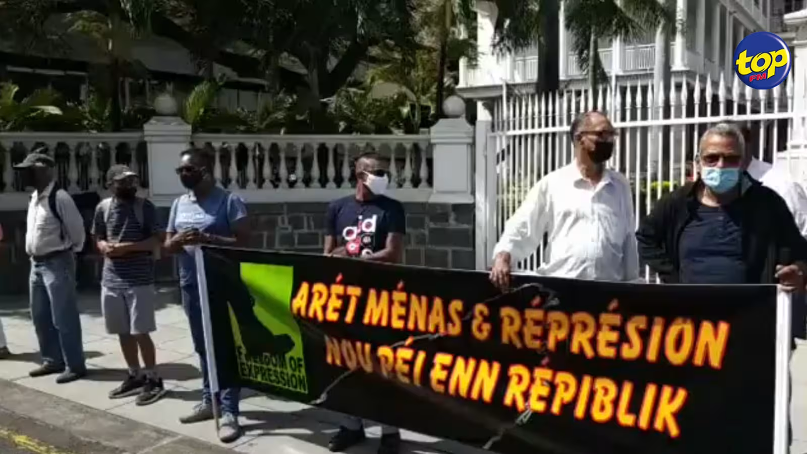 Contrainte d’effectuer un test PCR à RS 2,100 chaque semaine : Des activistes manifestent ce matin aux cotés d’une employée d’hôtel