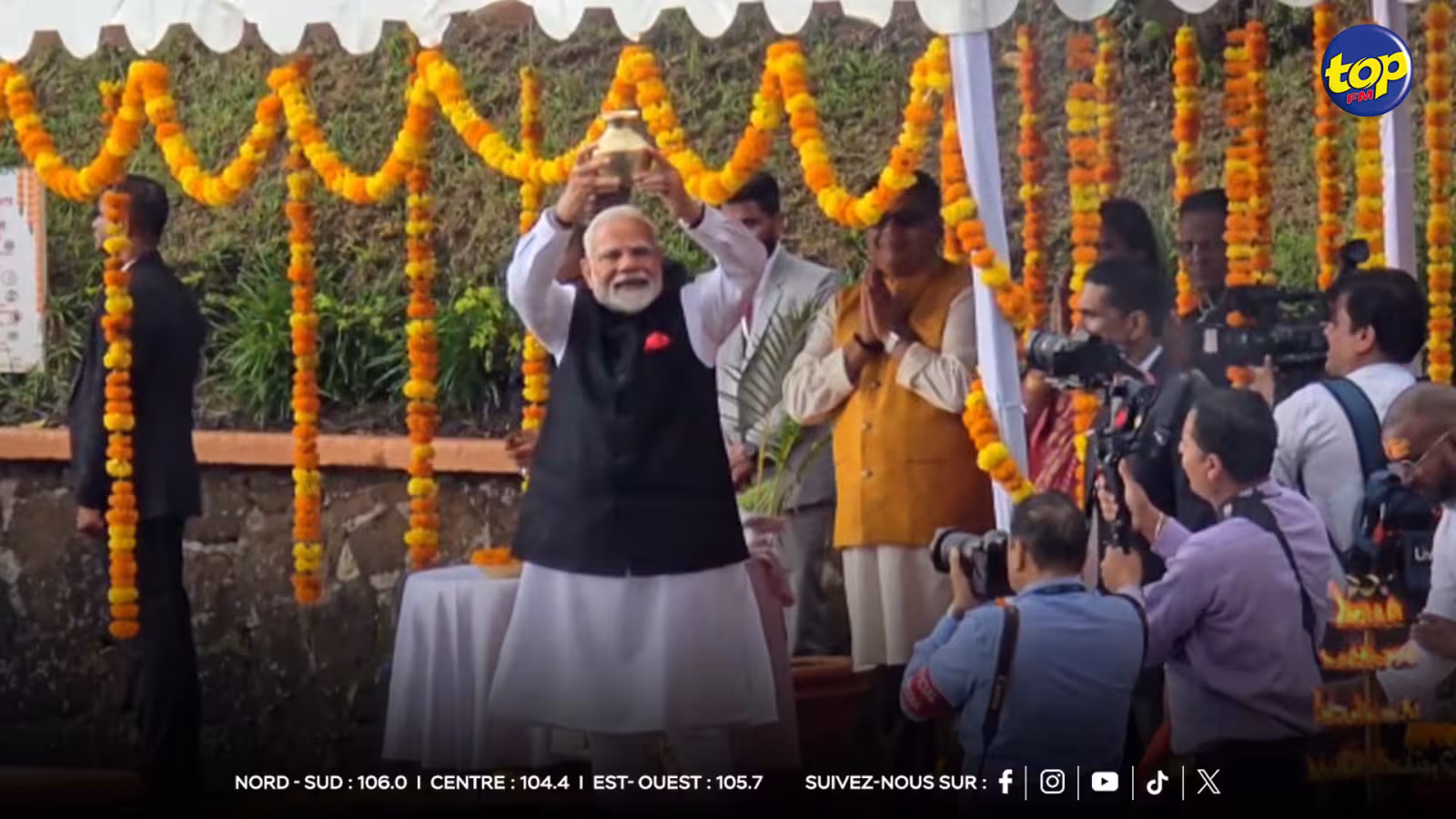 À Grand Bassin : Shri Narendra Modi offre de l’eau sacrée du Maha Kumbh au Ganga Talao 