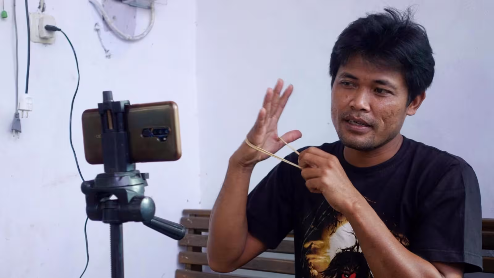Un pauvre mécanicien gagne maintenant un demi-million par mois grâce à YouTube