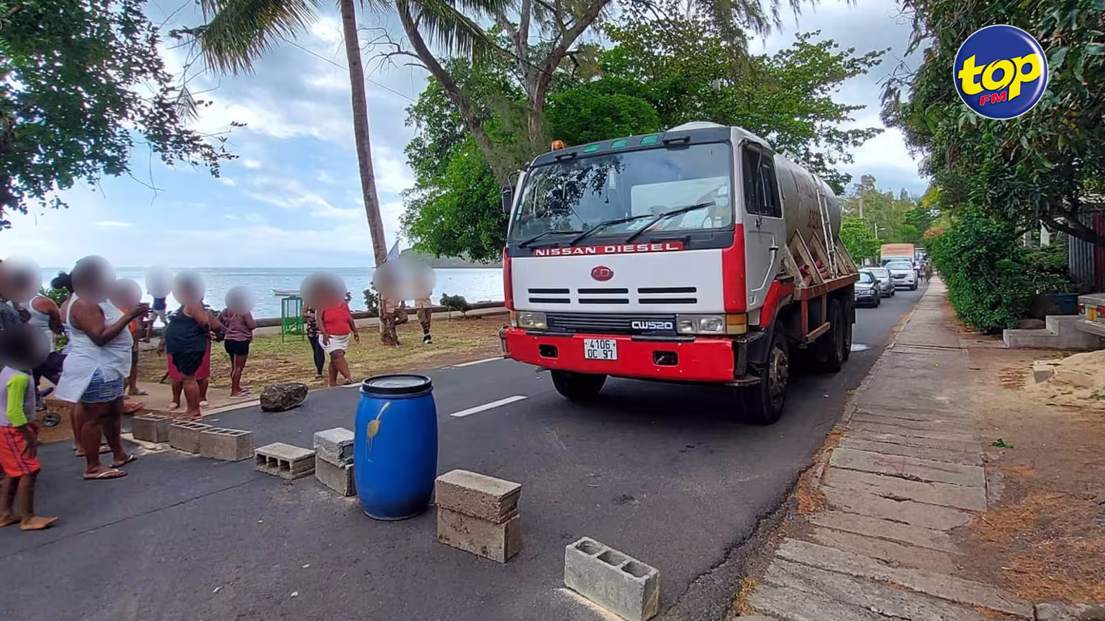 Les robinets à sec au Morne : des habitants manifestent leur colère et bloquent la rue avec des rochers