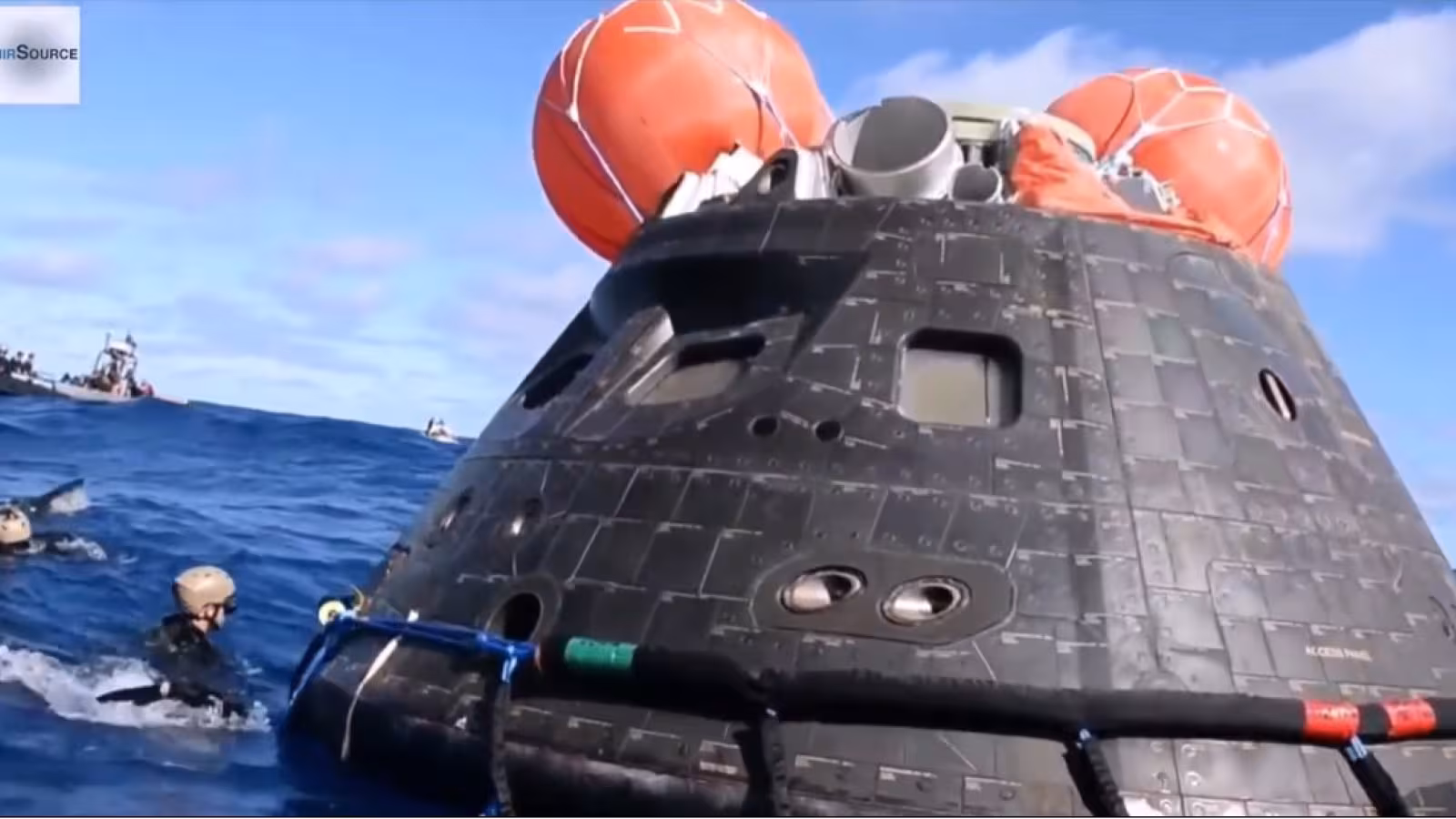 Le vaisseau Orion de retour sur Terre, après avoir voyagé autour de la Lune
