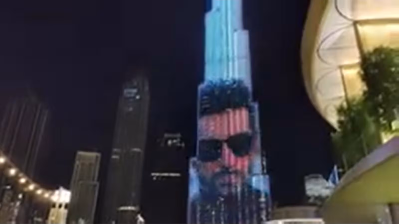 Pathaan projeté sur le plus haut bâtiment de Dubaï sous le regard de Shah Rukh Khan