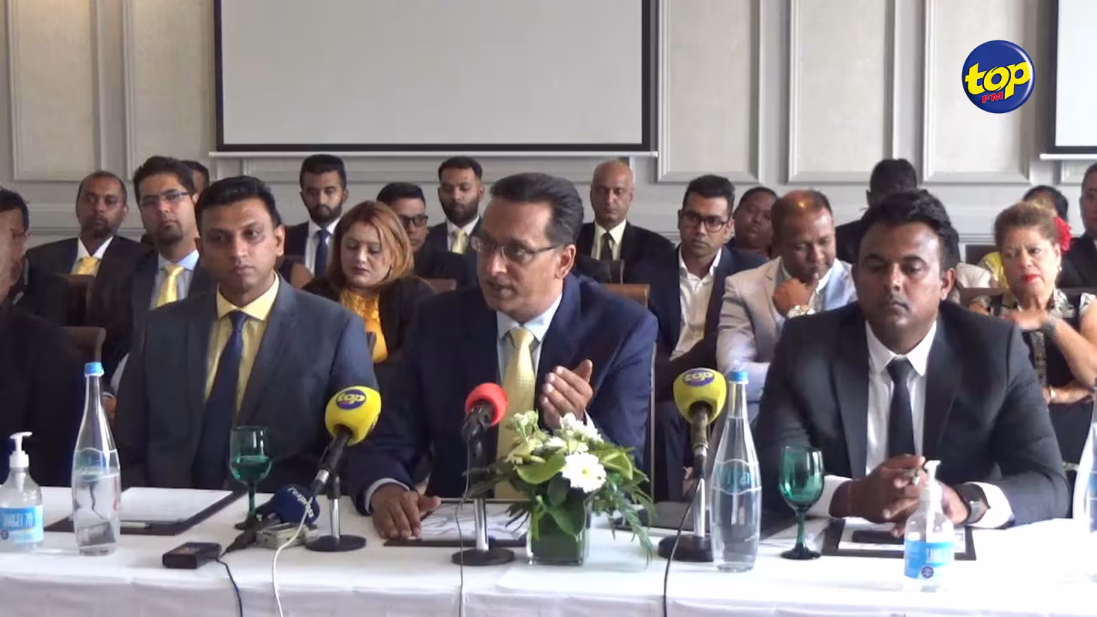 Paiements que Pravind Jugnauth affirme avoir effectué entre 1999 et 2000 : « Il veut noyer le poisson, cela n’a rien à voir avec les révélations sur l’affaire Angus Road  : », s’indigne le leader du Reform party … « Mo redire li, mette l’ordre dans so menti »