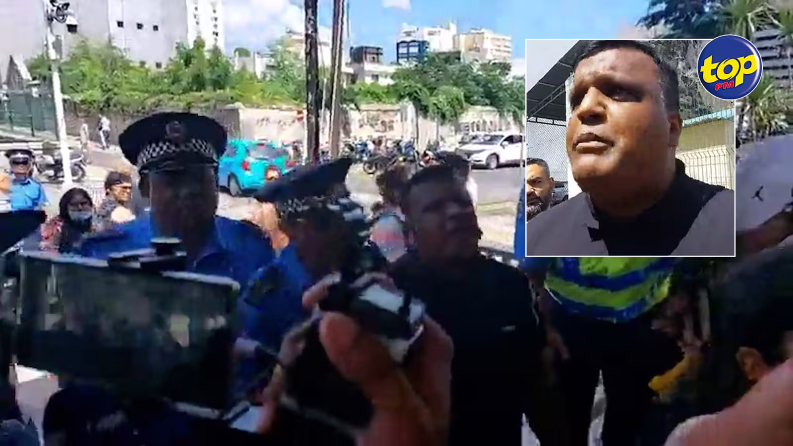 Incident devant l’entrée de la cour suprême ce matin: « To pa gagnE drwa fer deklarasion devan Lakour Siprem ! » lance Parvez Rustom à Bruneau Laurette