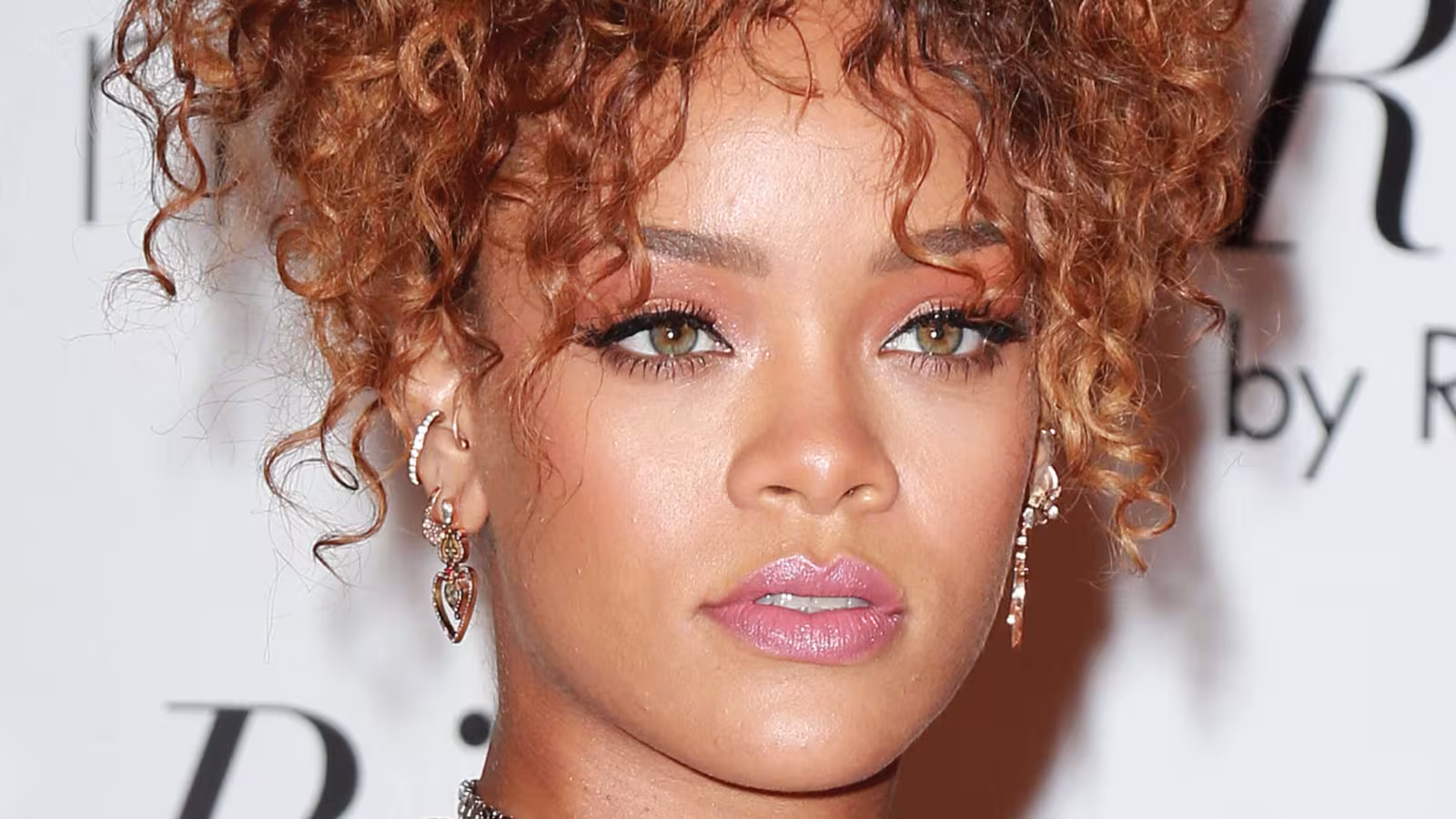 Rihanna proclamée « héroïne nationale » alors que la Barbade devient une république et se débarrasse d’Élisabeth II