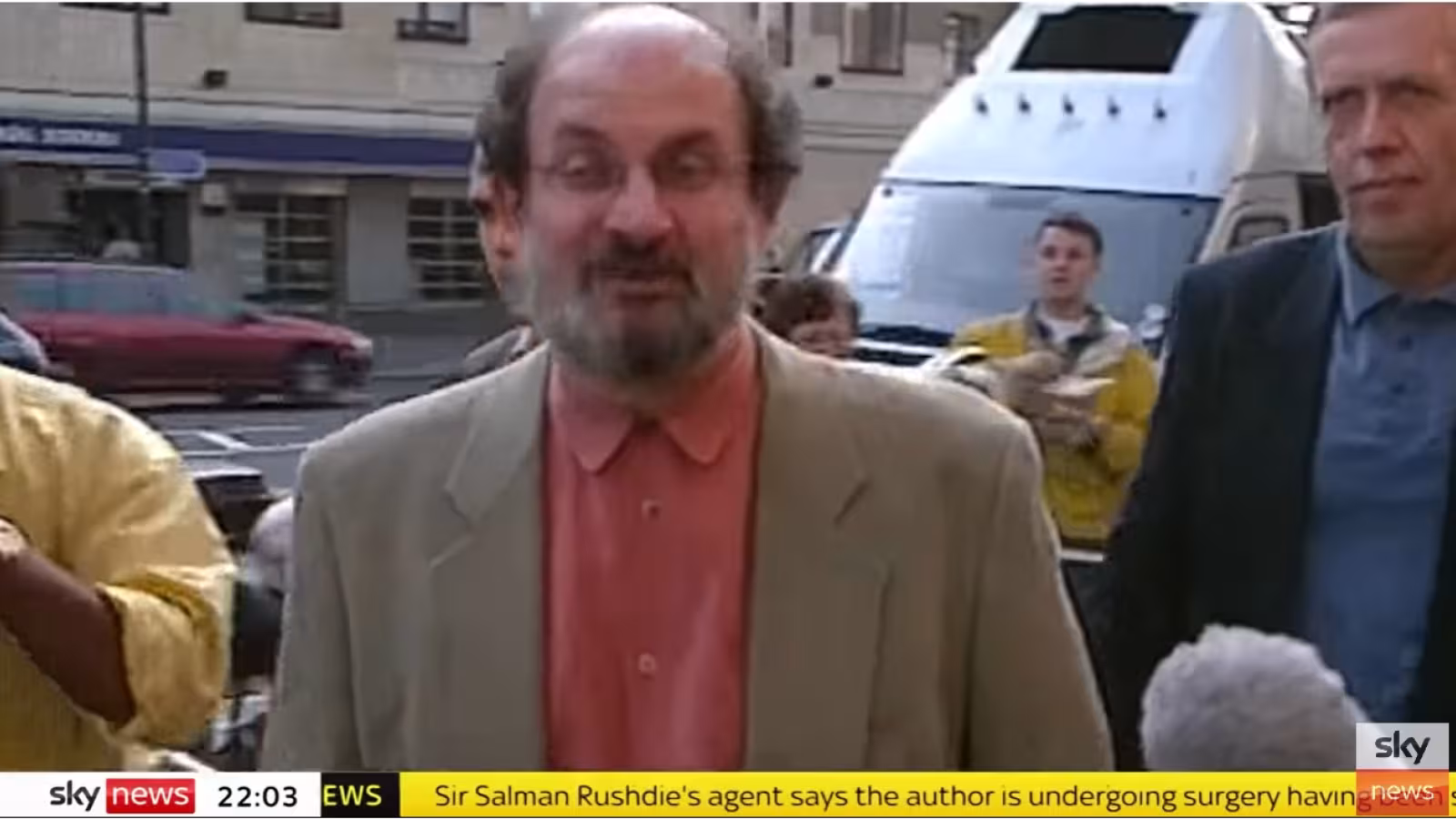 Salman Rushdie, auteur de “Versets Sataniques”, sous assistance respiratoire