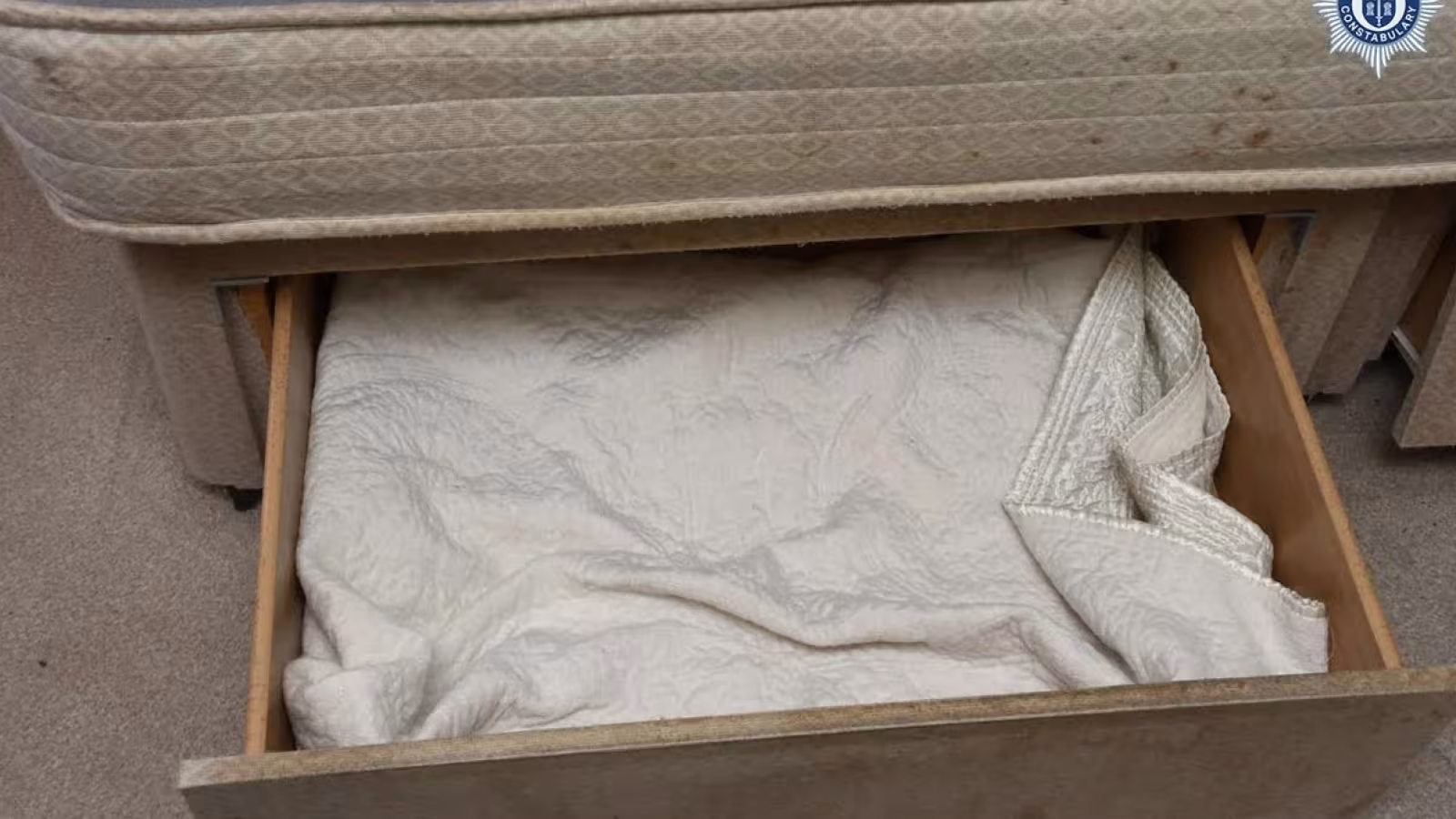 Grande-Bretagne : une mère condamnée pour avoir caché sa petite fille dans un tiroir pendant trois ans
