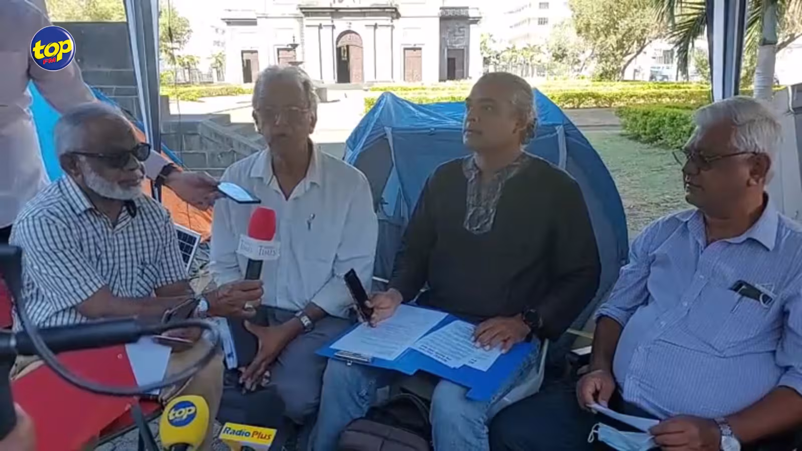 7e jour la grève de la faim de Nishal Joyram hier : « le fait qui aussi fret pe baisser, nous kapav facilement tombe autour de Rs 20 moins lors l’essence » indique Jayen Chellum