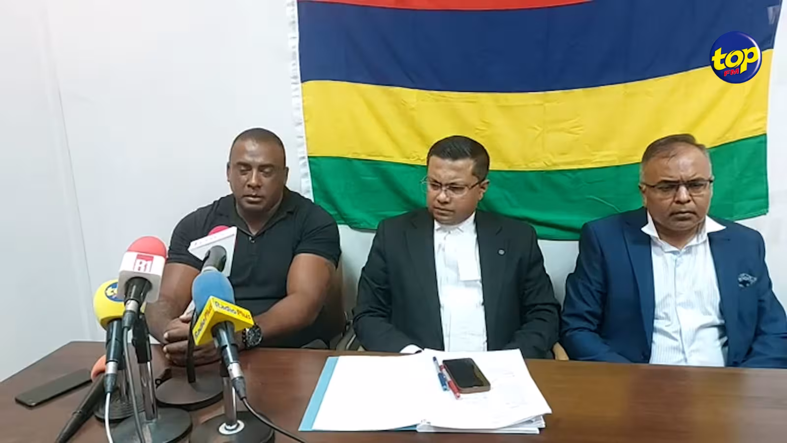 Descente policière chez les beaux-parents de Me Teeluckdharry: « Pravind Kumar Jugnauth pourquoi vous avez ordonné à la Special Striking Team d’atterrir chez votre belle-sœur ?”, s’insurge l’avocat