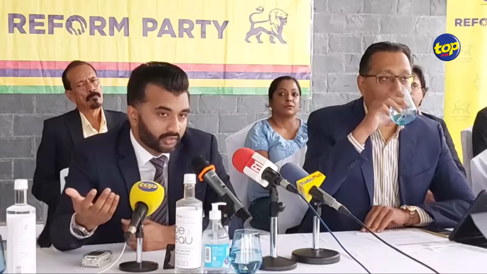 « Le pays est endetté jusqu’au cou…l’économie s’affaiblit de jour en jour… Il est temps que la population prenne conscience de la situation » alerte Husayn Mangalkhan