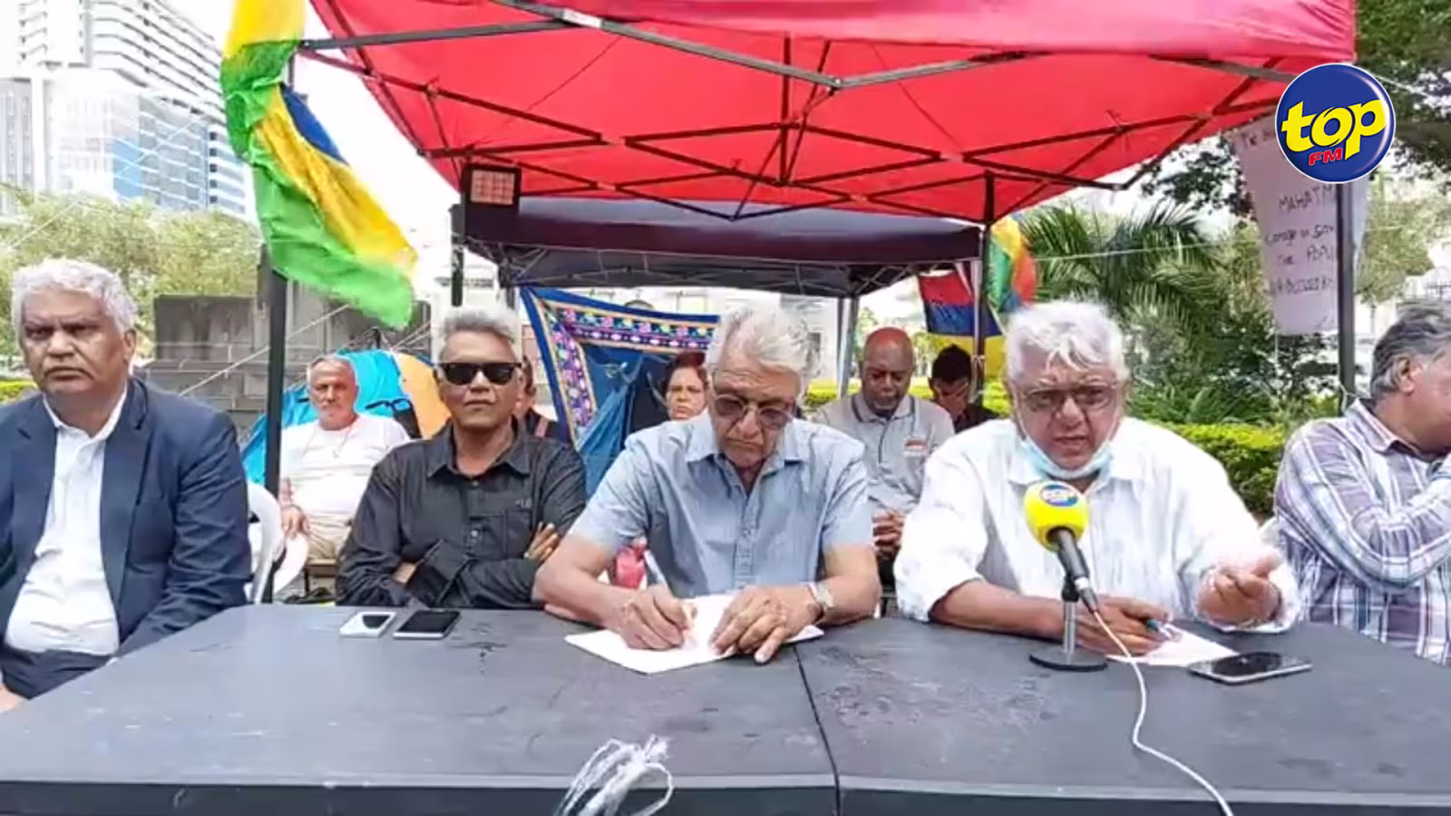 Grève de la faim : « Premier ministre avant ou faire ban déclaration gauche droit, ou bizin ressaisir ou, écoute ou ban administrateur et guet enn cou ki faire sa ban problème la pe lever » déclare le Dr Gujadhur