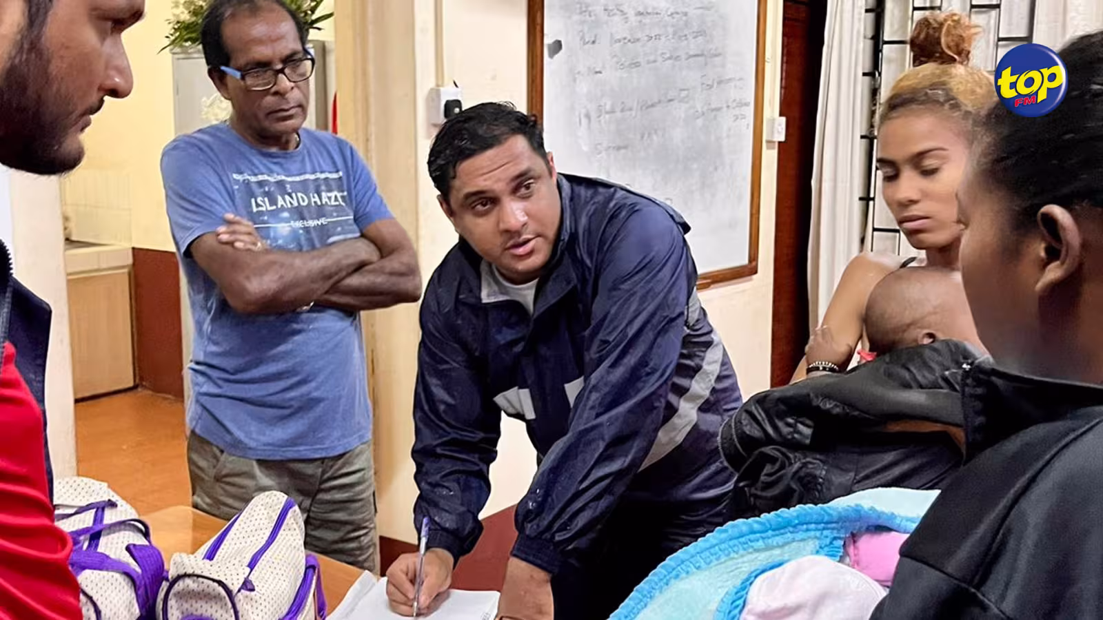 Ordre d’interdiction de s’aventurer à l’extérieur lors des pluies torrentielles: l’association Rays of Hope demande plus de souplesse des autorités, « grâce à nos volontaires nous avons pu porter secours à un bébé de 6 jours qui se trouvait avec sa famille dans une maison complètement inondée», plaide  Shafaraz Rughony