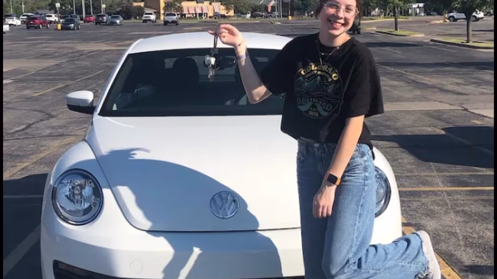 Une fille de 15 ans obtient une voiture en cadeau en assistant aux funérailles du propriétaire