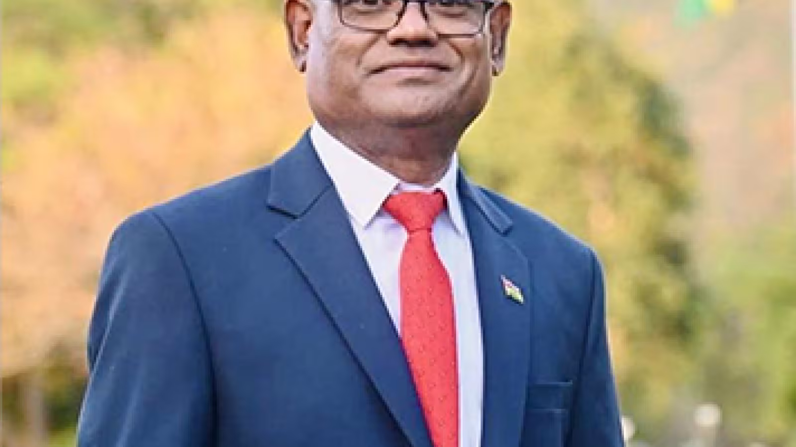 Le ministre Mahend Gungapersad annonce une révision des lois afin de décourager les élèves de s'engager dans des activités illicites.