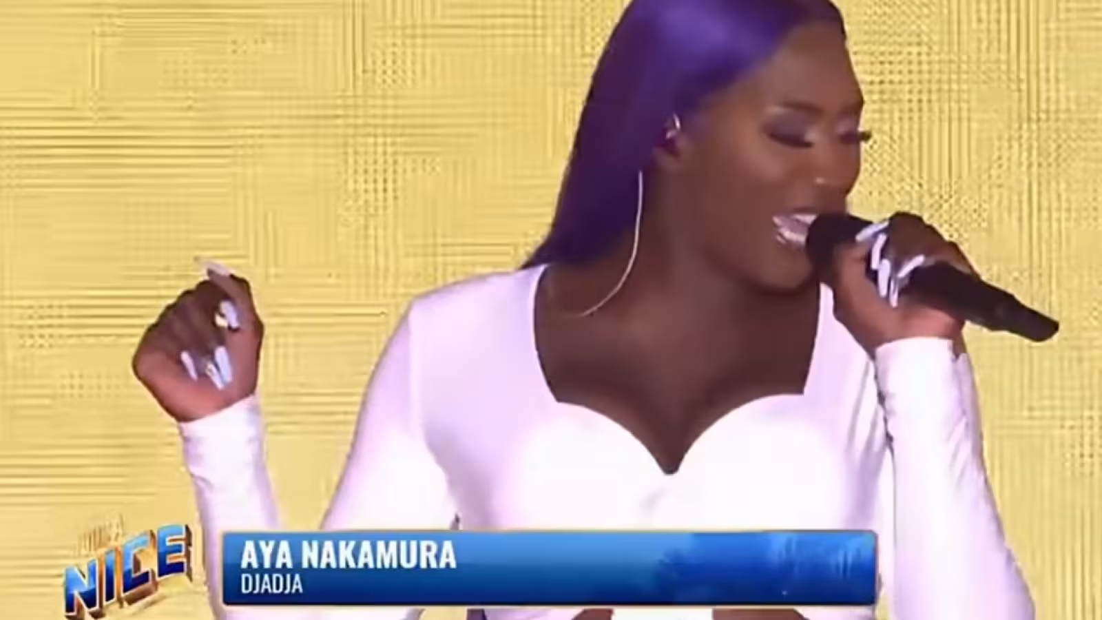 Liberté d’expression : la chanteuse milliardaire Aya fustige ceux qui critiquent ses textes