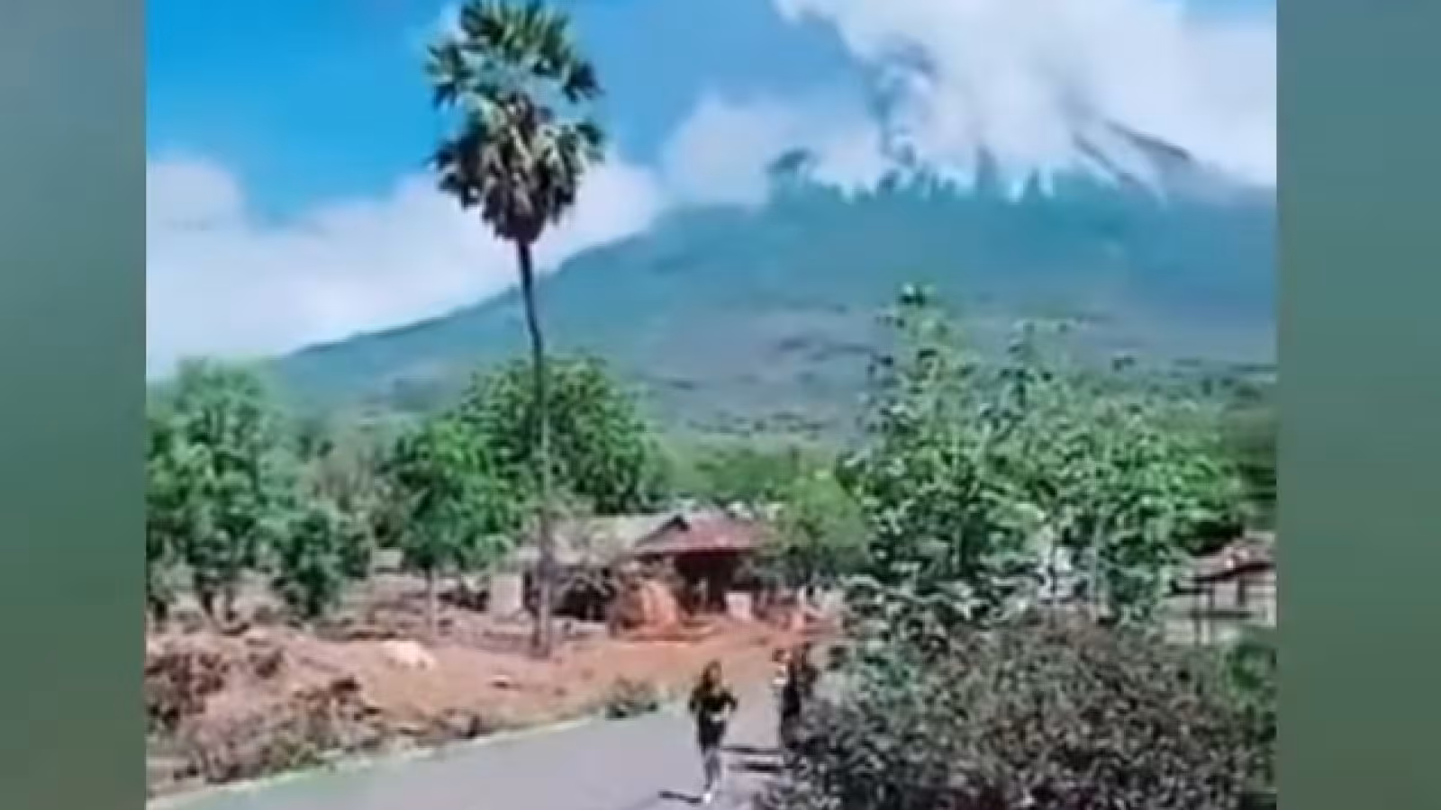 Le volcan de feu entre en éruption, crachant lave et cendres