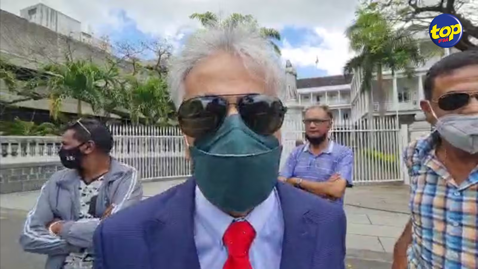 Mouvement de protestation du Dr Arvin Boolell devant l’assemblée nationale ce mardi : Il évoque l’angoisse des parents d’envoyer leurs enfants a l’école