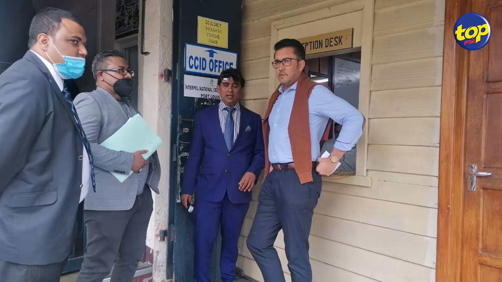 Arrestation des deux plaisanciers, Jonathan et Josué Dardenne : il s’agit d’une violation des droits fondamentaux de ces deux citoyens, s’insurge Me Shakeel Mohamed, car l’accès a leur panel d’avocats leur a été refusé pendant plusieurs heures depuis leur arrestation ce matin