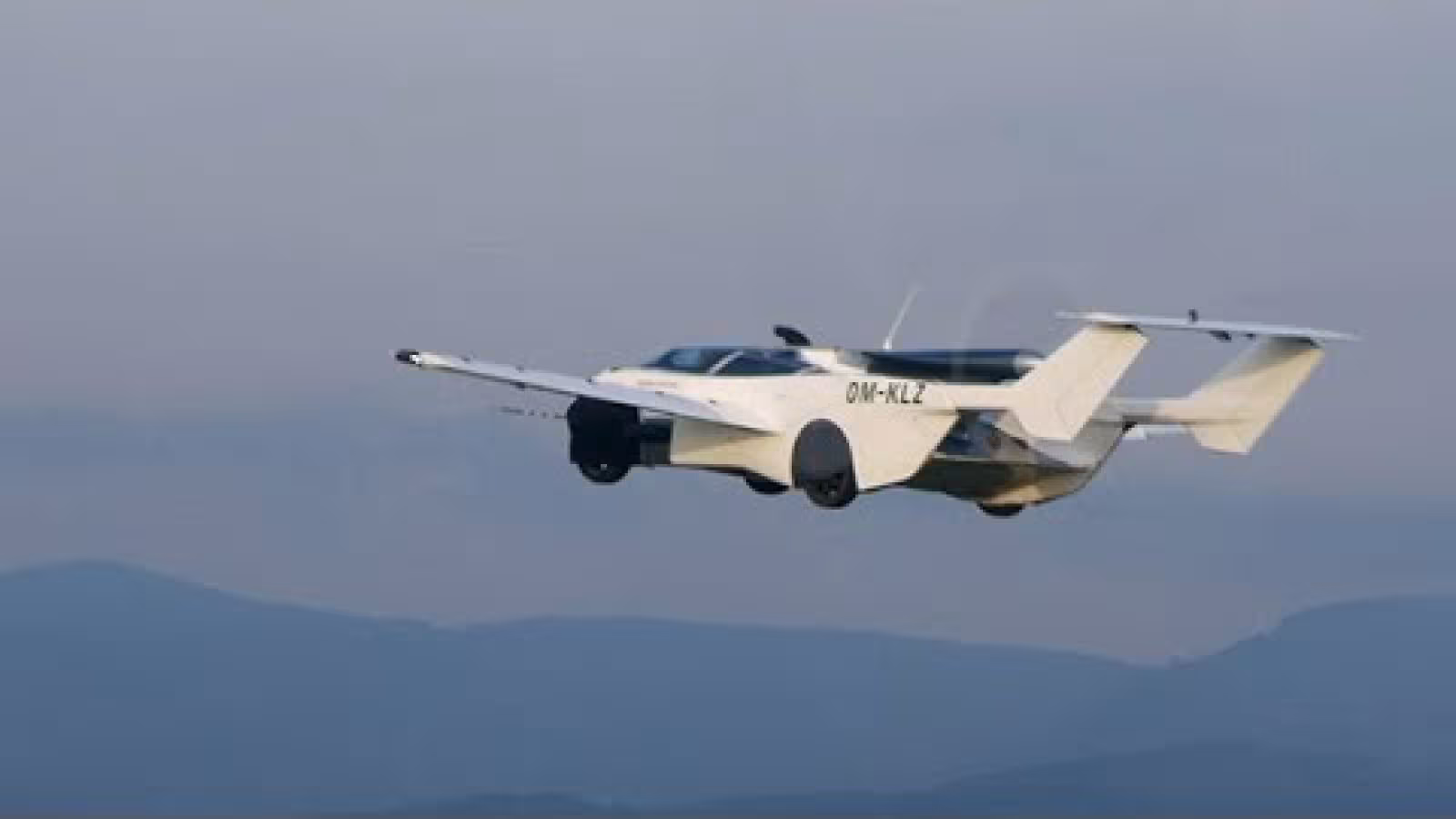 La voiture volante AirCar réussit son baptême de l’air