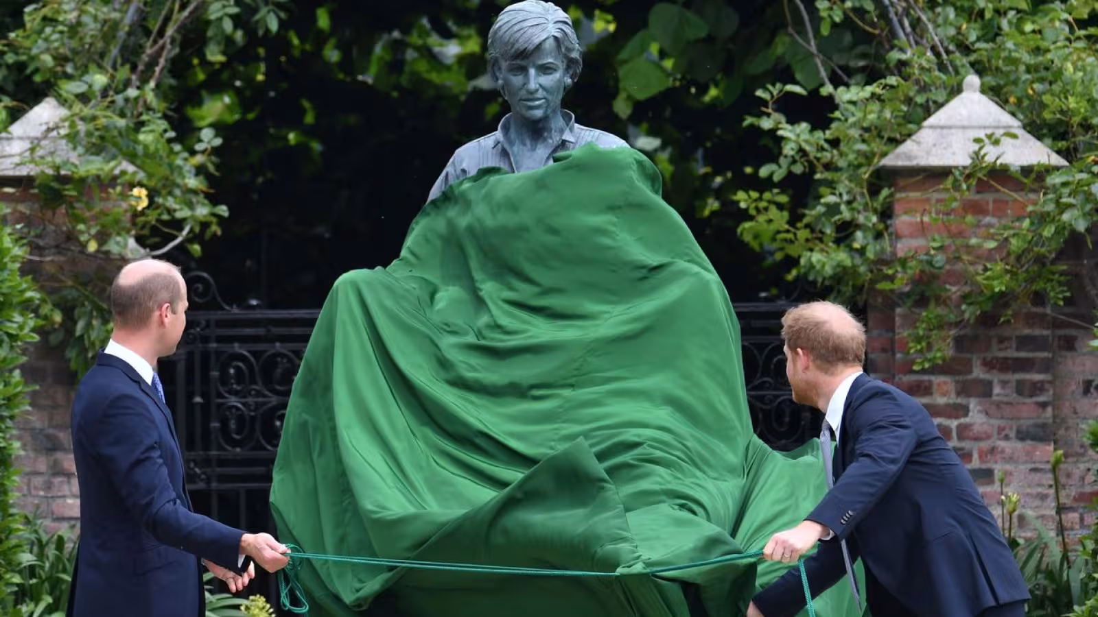 Les princes William et Harry dévoilent la statue de la princesse Diana à l’occasion de ce qui aurait été son 60e anniversaire