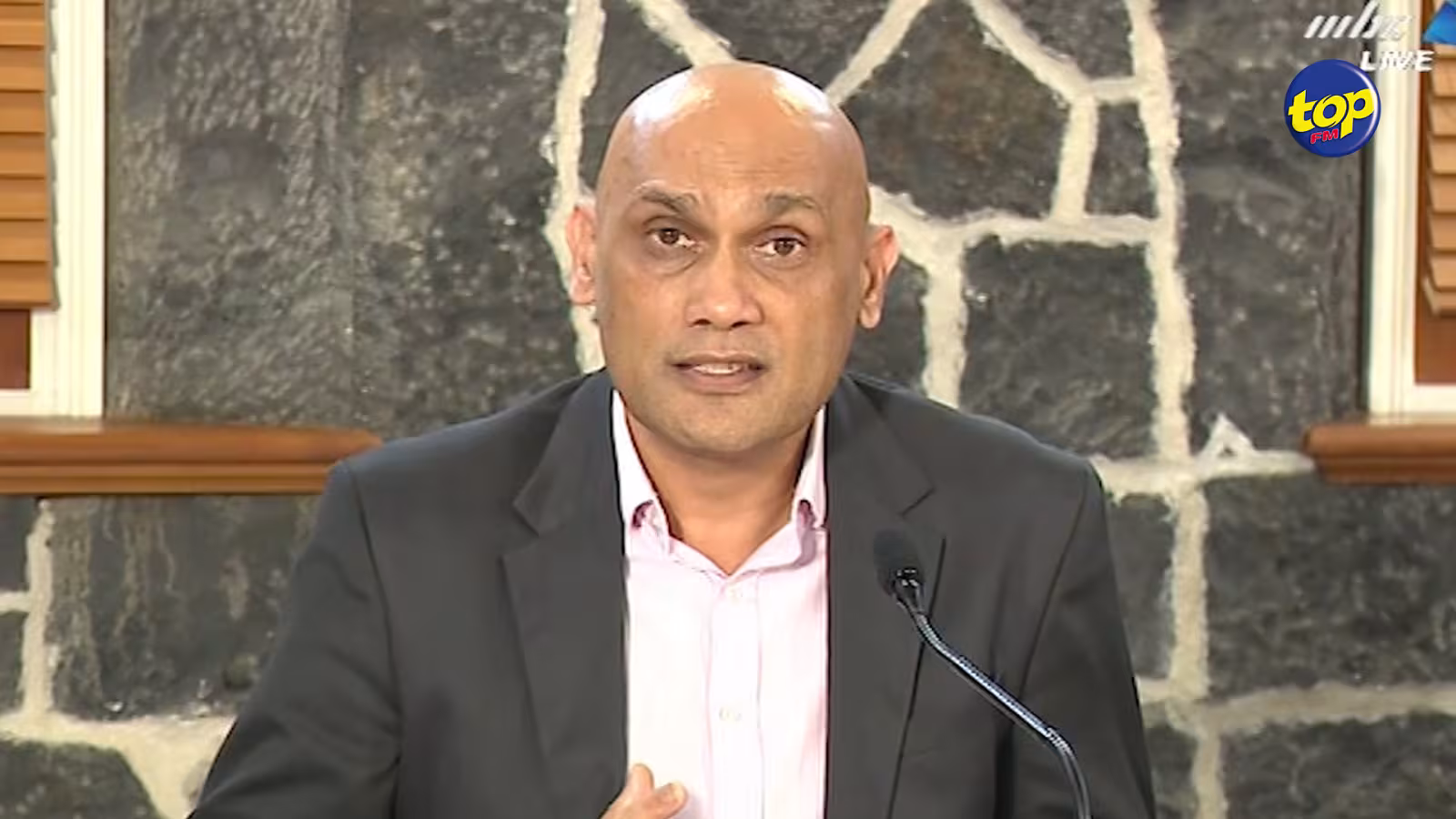 Alors que c’est interdit : « Il y a des rassemblements de plus de 10 personnes dans beaucoup d’endroits », déplore Kailesh Jagutpal