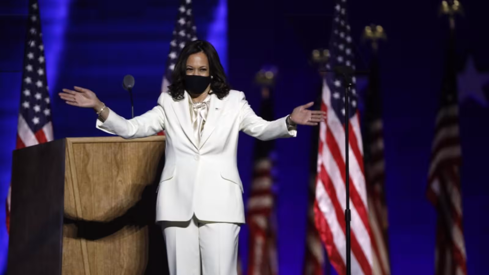 Pourquoi Kamala Harris était habillée tout en blanc lors de son discours de victoire ?