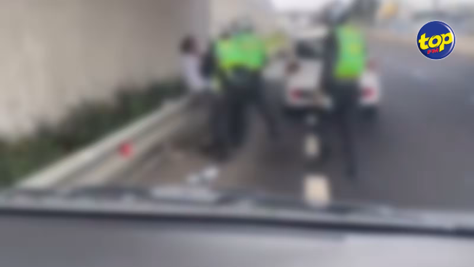 Insolite : Quatre policiers ont eu du mal à maîtriser un conducteur lors d’un contrôle de routine