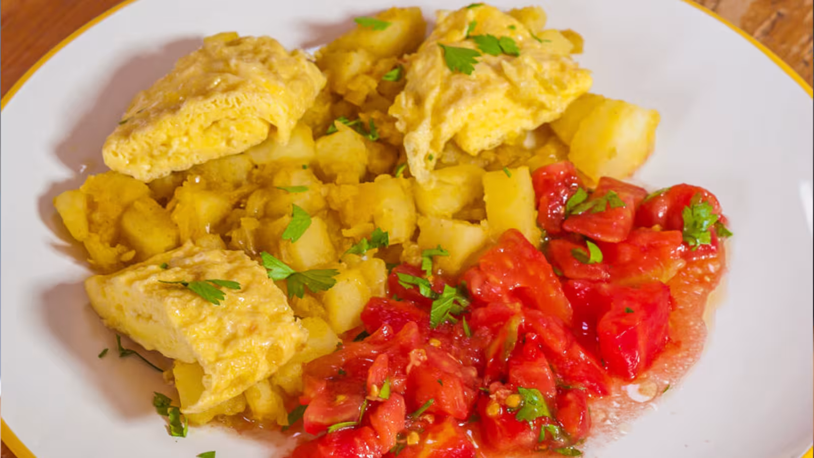 Omelette roulée aux herbes et tomates