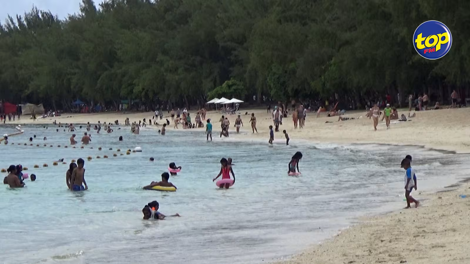 Lundi de Pâques : La plage de Mont-Choisy bondée malgré le temps